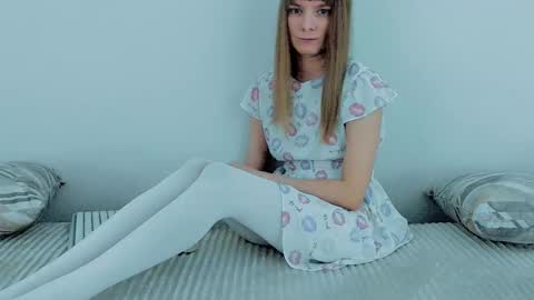 Snapshot of your_caramelka chatting on 15, 12, 2025 Lily online show from 15, 12, 2025