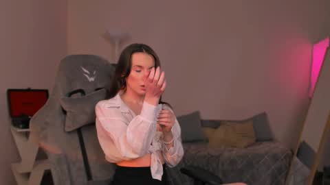 Chloe online show from 6, 3, 2025