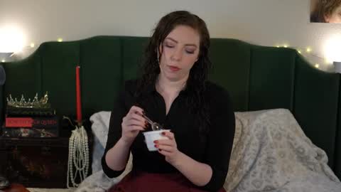 Sarlei Sar-uh-lie online show from 2, 11, 2025