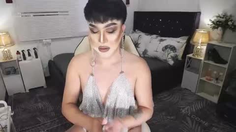 Snapshot of yourlivingonurdream chatting on 12, 1, 2025 -- online show from 12, 1, 2025