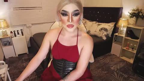 Snapshot of yourlivingonurdream chatting on 12, 1, 2025 -- online show from 12, 1, 2025