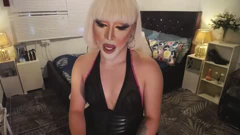 Snapshot of yourlivingonurdream chatting on 14, 2, 2025 -- online show from 14, 2, 2025