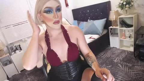 Snapshot of yourlivingonurdream chatting on 24, 2, 2025 -- online show from 24, 2, 2025