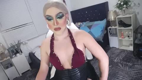 Snapshot of yourlivingonurdream chatting on 4, 3, 2025 -- online show from 4, 3, 2025