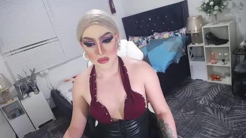 Snapshot of yourlivingonurdream chatting on 6, 3, 2025 -- online show from 6, 3, 2025