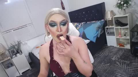 Snapshot of yourlivingonurdream chatting on 10, 3, 2025 -- online show from 10, 3, 2025