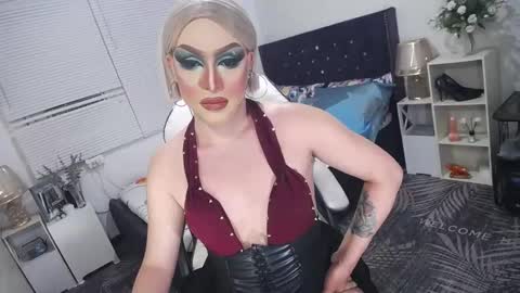 Snapshot of yourlivingonurdream chatting on 10, 3, 2025 -- online show from 10, 3, 2025