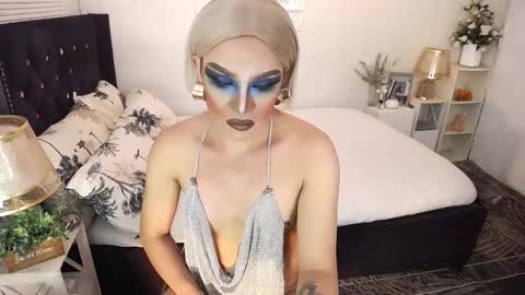 Snapshot of yourlivingonurdream chatting on 11, 11, 2025 -- online show from 11, 11, 2025