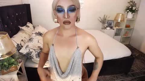 Snapshot of yourlivingonurdream chatting on 11, 11, 2025 -- online show from 11, 11, 2025