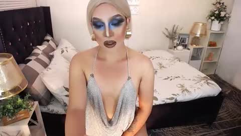 Snapshot of yourlivingonurdream chatting on 15, 11, 2025 -- online show from 15, 11, 2025