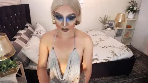 Snapshot of yourlivingonurdream chatting on 17, 11, 2025 -- online show from 17, 11, 2025