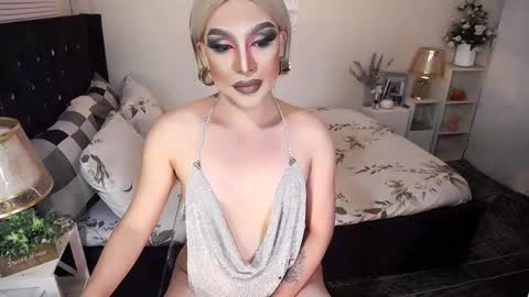 Snapshot of yourlivingonurdream chatting on 19, 11, 2025 -- online show from 19, 11, 2025