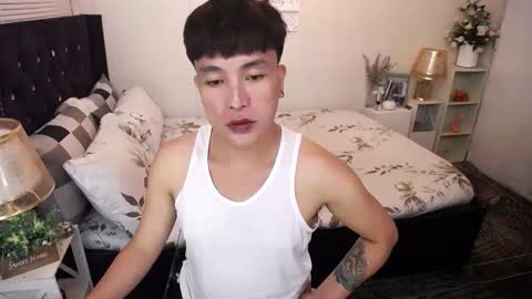 Snapshot of yourlivingonurdream chatting on 22, 11, 2025 -- online show from 22, 11, 2025