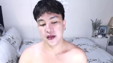 Snapshot of yourlivingonurdream chatting on 26, 11, 2025 -- online show from 26, 11, 2025