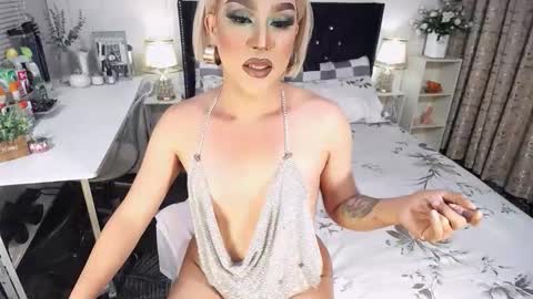 Snapshot of yourlivingonurdream chatting on 30, 11, 2025 -- online show from 30, 11, 2025