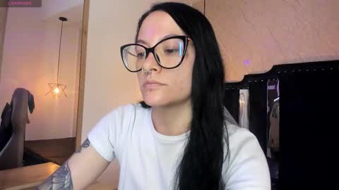 Snapshot of zami_escobar_of chatting on 18, 11, 2025 online show from 18, 11, 2025