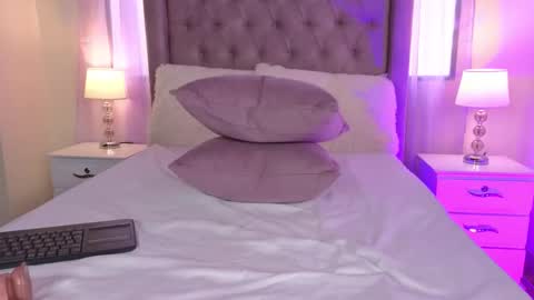 Snapshot of zaraquiinn chatting on 17, 10, 2025 ZaraQuiinn online show from 17, 10, 2025