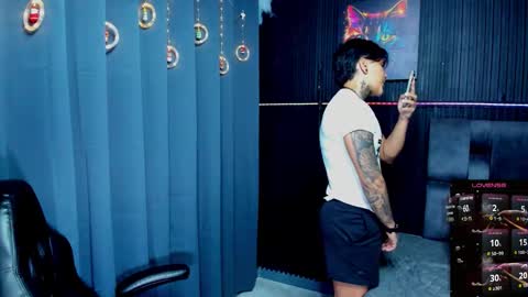 Snapshot of zhoestrong chatting on 28, 11, 2025 zhoestrong online show from 28, 11, 2025