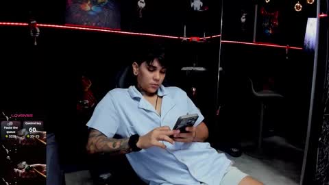 Snapshot of zhoestrong chatting on 13, 12, 2025 zhoestrong online show from 13, 12, 2025