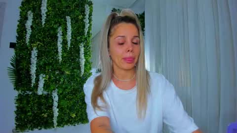 Snapshot of zinasquirts chatting on 6, 10, 2025 Galli online show from 6, 10, 2025