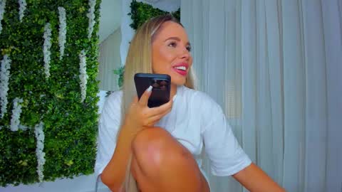 Snapshot of zinasquirts chatting on 8, 10, 2025 Galli online show from 8, 10, 2025