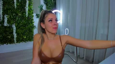 Snapshot of zinasquirts chatting on 31, 10, 2025 Galli online show from 31, 10, 2025