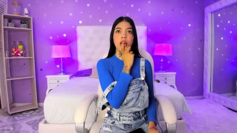 Snapshot of zoe_kravitx chatting on 4, 2, 2025 CAMILA online show from 4, 2, 2025