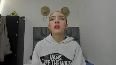 She Zoe He Painn online show from 6, 10, 2025