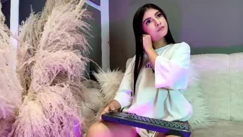 Snapshot of zoee_8 chatting on 25, 5, 2026 ZOE online show from 25, 5, 2026