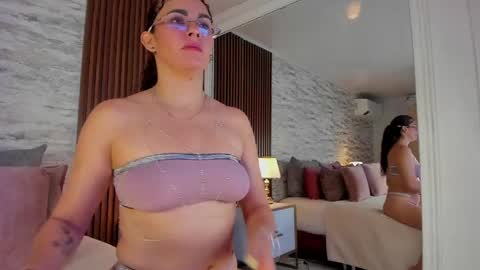 zoehiltonx online show from 30, 5, 2026