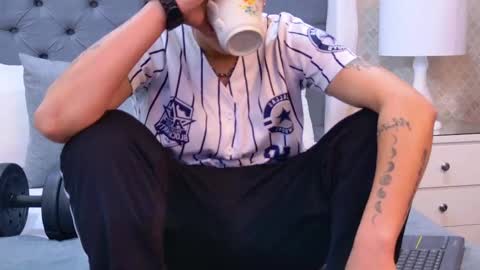 Zoe Krug online show from 7, 11, 2025