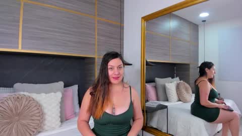 Snapshot of zoevold chatting on 30, 11, 2025 ZOE online show from 30, 11, 2025