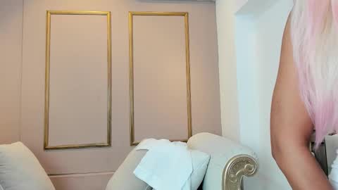 Snapshot of zoeysnow chatting on 30, 11, 2025 Z O E online show from 30, 11, 2025