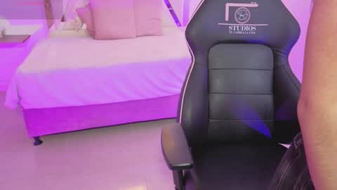 Snapshot of zury_tay chatting on 25, 10, 2025 ZURY online show from 25, 10, 2025