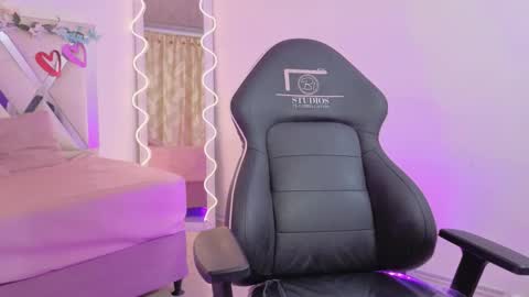 Snapshot of zury_tay chatting on 12, 11, 2025 ZURY online show from 12, 11, 2025