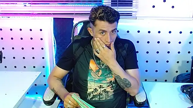 Snapshot of Darko0717 chatting on 14, 11, 2025 Darko0717 online show from 14, 11, 2025