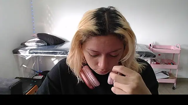Snapshot of MommyMiaWs chatting on 3, 3, 2025 MommyMiaWs online show from 3, 3, 2025