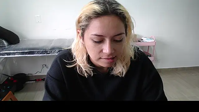 Snapshot of MommyMiaWs chatting on 4, 3, 2025 MommyMiaWs online show from 4, 3, 2025