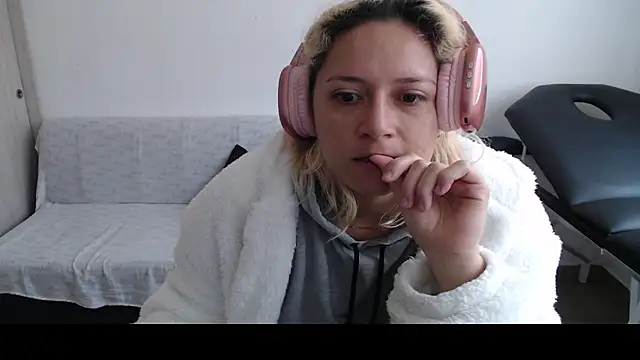 Snapshot of MommyMiaWs chatting on 8, 3, 2025 MommyMiaWs online show from 8, 3, 2025
