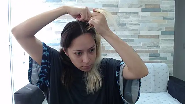 Snapshot of MommyMiaWs chatting on 5, 10, 2025 MommyMiaWs online show from 5, 10, 2025
