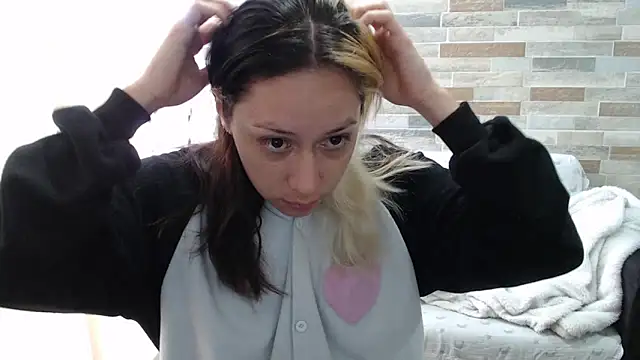 Snapshot of MommyMiaWs chatting on 10, 10, 2025 MommyMiaWs online show from 10, 10, 2025