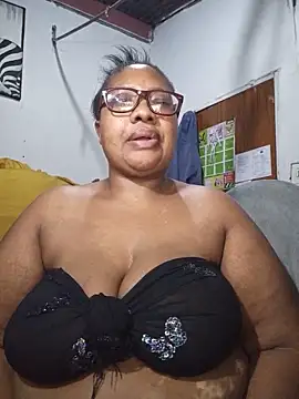 Snapshot of YELLOW_BONE chatting on 12, 6, 2026 YELLOW BONE online show from 12, 6, 2026