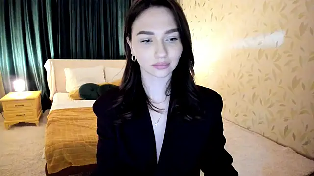 Snapshot of GracefulLook chatting on 4, 10, 2025 GracefulLook online show from 4, 10, 2025