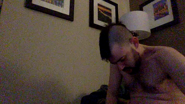 Snapshot of Fr4nk1eFFuxxx chatting on 4, 1, 2025 Fr4nk1eFFuxxx online show from 4, 1, 2025