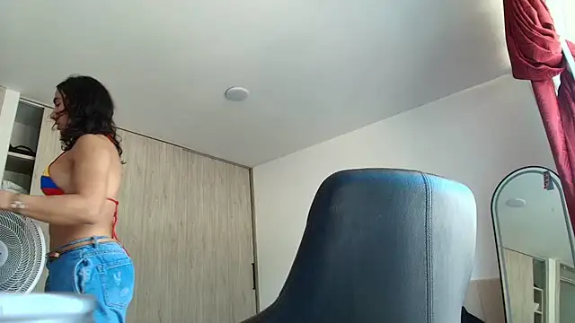 Snapshot of roxana_collins chatting on 7, 7, 2026 roxana collins online show from 7, 7, 2026