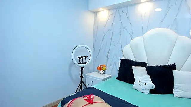 Rosalinda Cortez online show from 5, 3, 2025