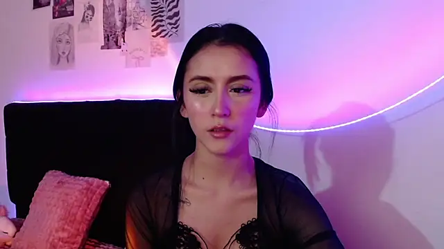 Coralinnee  online show from 13, 2, 2025