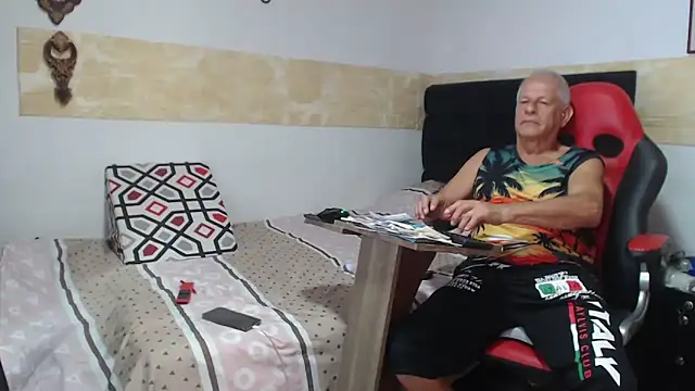 Snapshot of VALENTINO1983_ chatting on 22, 10, 2025 VALENTINO1983 online show from 22, 10, 2025