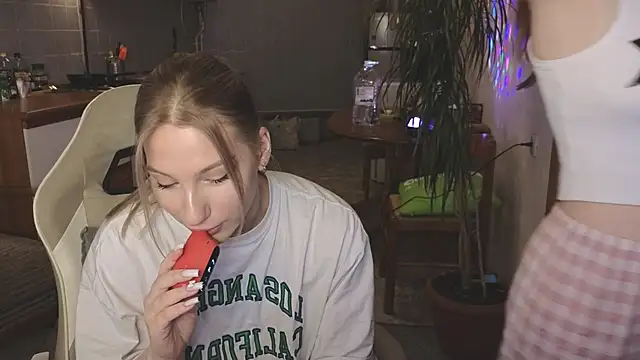 Snapshot of MiaKeler chatting on 6, 3, 2025 MiaKeler online show from 6, 3, 2025