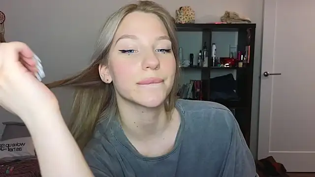 Snapshot of MiaKeler chatting on 17, 3, 2025 MiaKeler online show from 17, 3, 2025